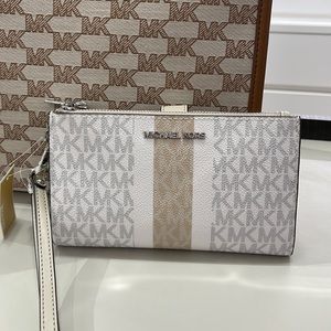 MICHAEL KORS LARGE DOUBLE ZIP WRISTLET
Light Sand Multi